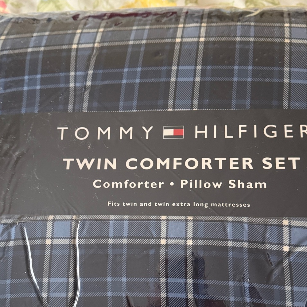 New! Tommy Hilfiger Twin/Twin XL Navy and Blue Plaid Comforter